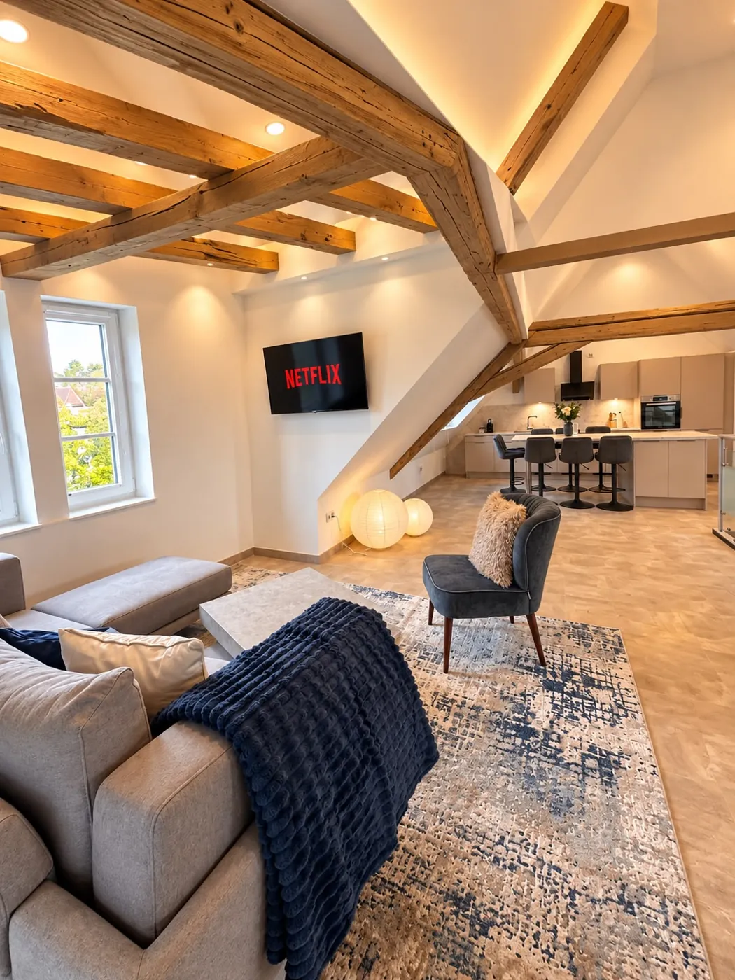 Sofa und Fernseher unter dem Dachgebälk, Maison Vallon · Frera